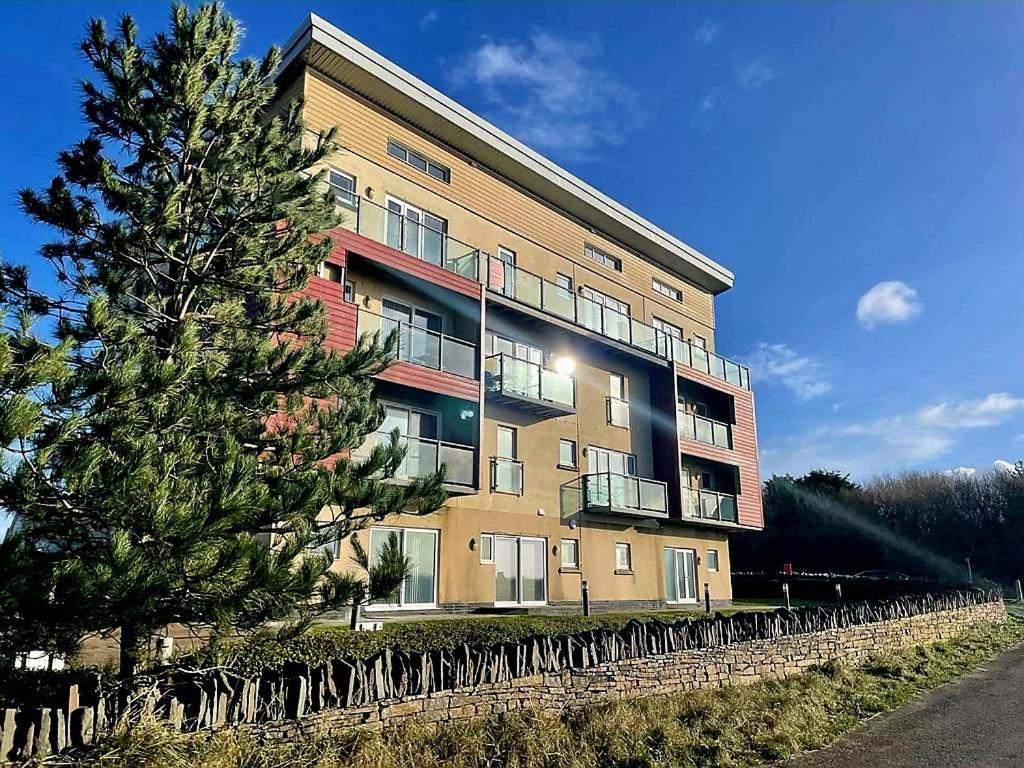 Coastal Apartment With Beach On Your Doorstep! Llanelli Exterior photo
